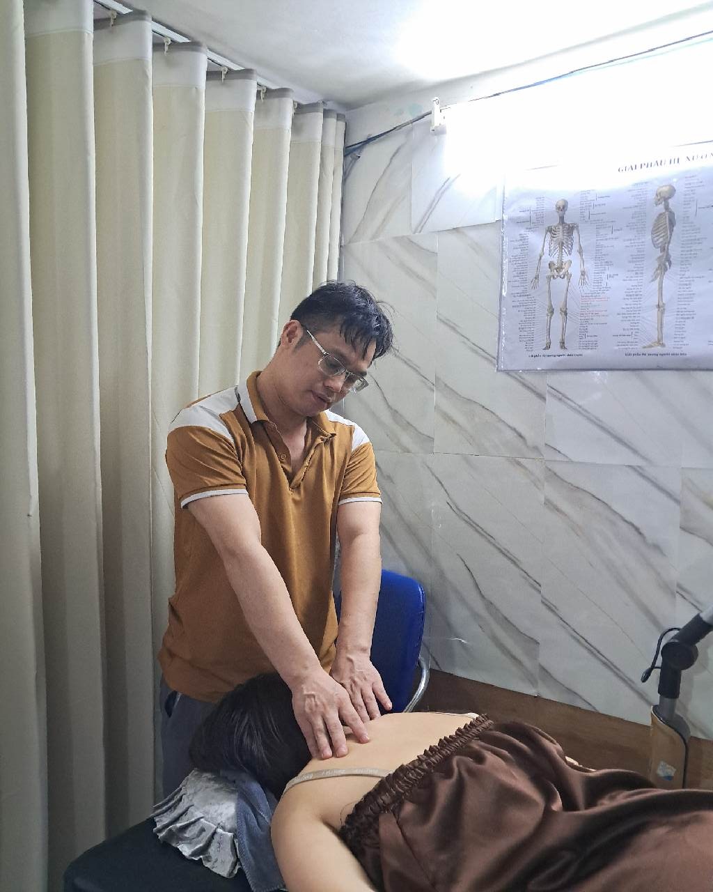 Lương Phú Tiềm bấm huyệt giảm đau cổ vai gáy cho người bị căng cơ