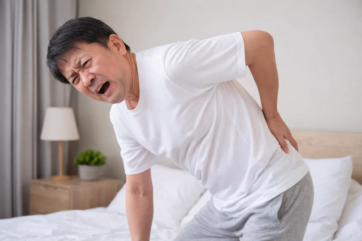 tự nhiên bị đau lưng khi đứng dậy sau khi ngủ